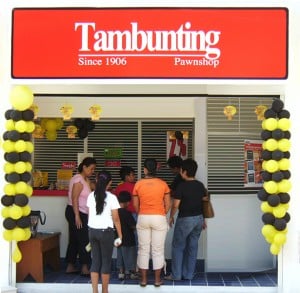 Customers line up at a Philippines pawnshop (photo by winwin1684)